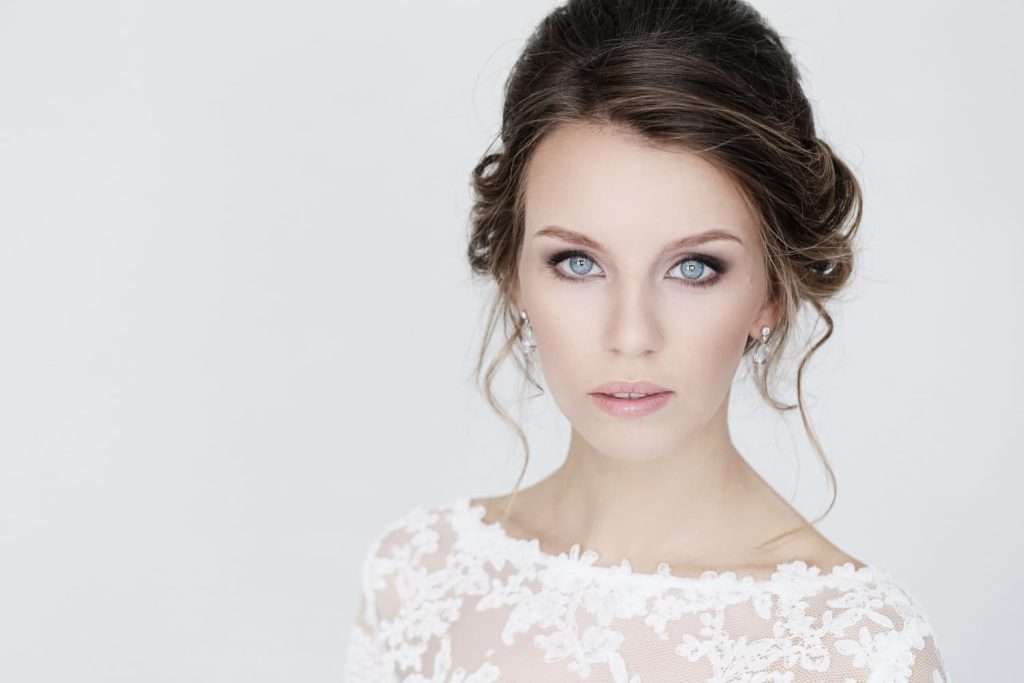 modelo con maquillaje para novias en la escuela de maquillaje de Martha Sampano, Barcelona. makeupbarcelona.com